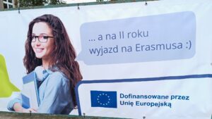 Baner reklamowy: zdjęcie studenta i studentki oraz ich rozmowa w formie dymków: Jakie plany po maturze? Odpowiedź: Studia za 0 zł w Głogowie, a na II roku wyjazd na Erasmusa. W lewym dolnym rogu Logotyp PANS w Głogowie, w prawym dolnym rogu Logotyp z flagą UE z informacją o dofinansowaniu przez Unię Europejską.