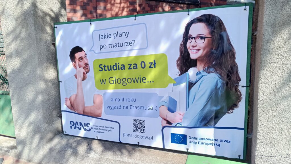 Baner reklamowy: zdjęcie studenta i studentki oraz ich rozmowa w formie dymków: Jakie plany po maturze? Odpowiedź: Studia za 0 zł w Głogowie, a na II roku wyjazd na Erasmusa. W lewym dolnym rogu Logotyp PANS w Głogowie, w prawym dolnym rogu Logotyp z flagą UE z informacją o dofinansowaniu przez Unię Europejską.