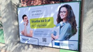 Baner reklamowy: zdjęcie studenta i studentki oraz ich rozmowa w formie dymków: Jakie plany po maturze? Odpowiedź: Studia za 0 zł w Głogowie, a na II roku wyjazd na Erasmusa. W lewym dolnym rogu Logotyp PANS w Głogowie, w prawym dolnym rogu Logotyp z flagą UE z informacją o dofinansowaniu przez Unię Europejską.