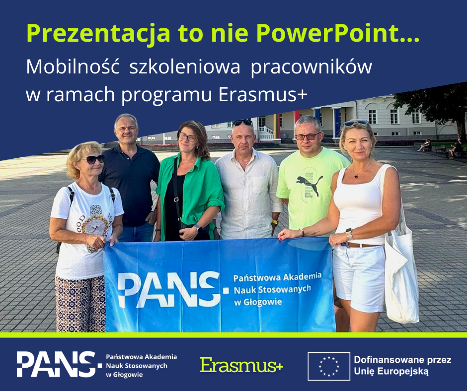 Grafika: na górze zielony napis: Prezentacja to nie PowerPoint..., tuż pod nim biały napis: Mobilność szkoleniowa pracowników w ramach programu Erasmus+, w centralnej części: sześć osób (trzy kobiety i trzech mężczyzn) z niebieską flagą z logotypem PANS w Głogowie oraz Erasmus+ pozują na tle zabytkowego budynku w Wilnie; na dole logotypy: kolejno od lewej: PANS w Głogowie, Erasmus+ oraz Dofinansowane przez Unię Europejską